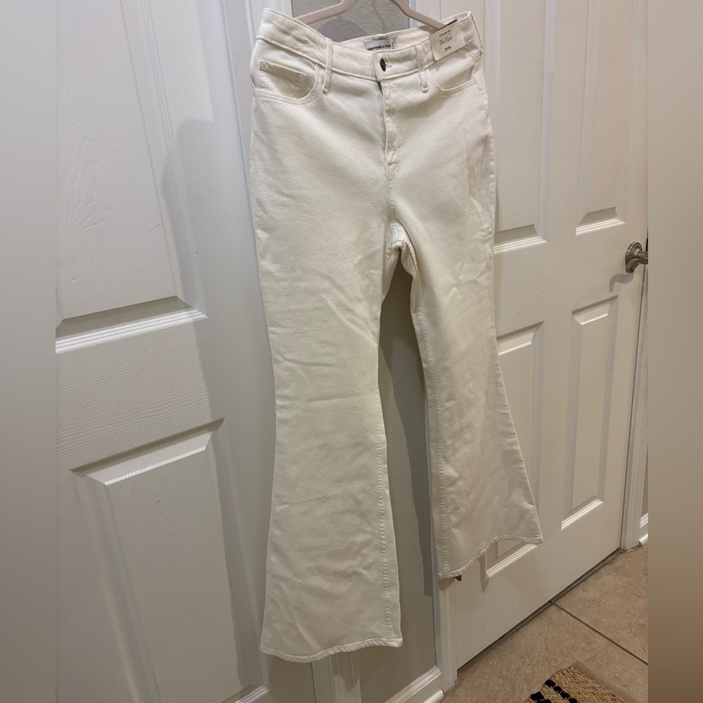 AMERICAN EAGLE Ultra high rise  The Flare white New With Tags, 29 regular jeans